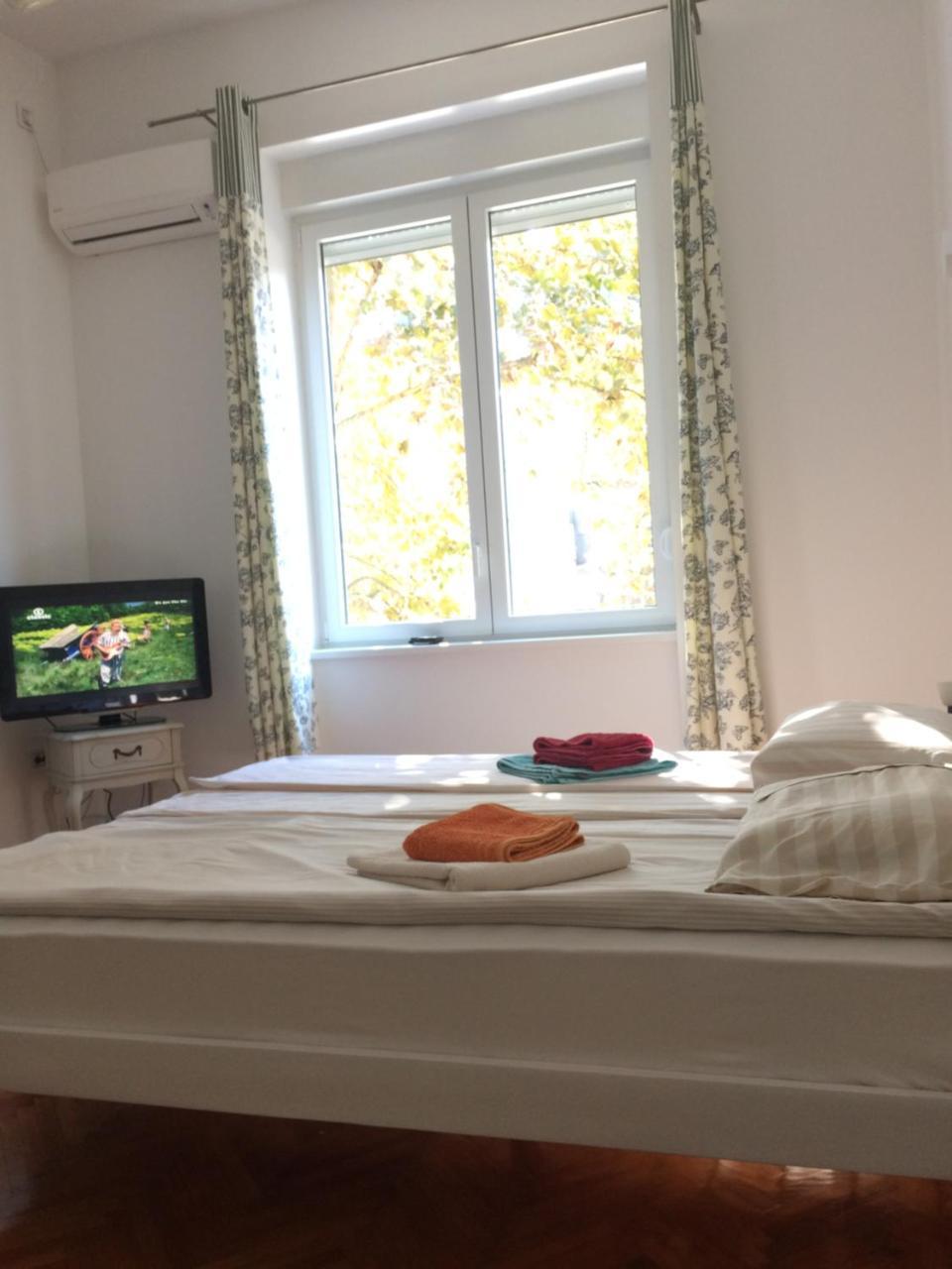 Cricket Park Hostel Beograd Ngoại thất bức ảnh